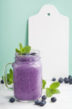 Blueberry smoothie ve beyaz seramik yönetim kurulu hizmet