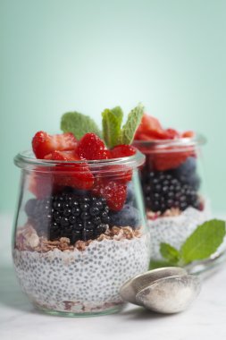 Chia tohum vanilyalı puding ve çilek 