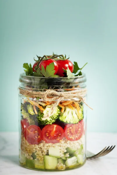 健康自制玻璃瓶奎奴亚藜和蔬菜沙拉 — 图库照片