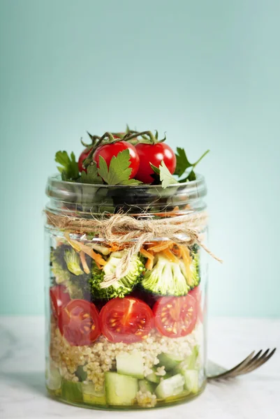 Ensalada casera sana del tarro de Mason con la quinua y las verduras —  Fotos de Stock