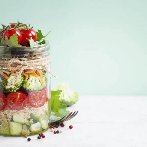 Ensalada casera sana del tarro de Mason con la quinua y las verduras —  Fotos de Stock