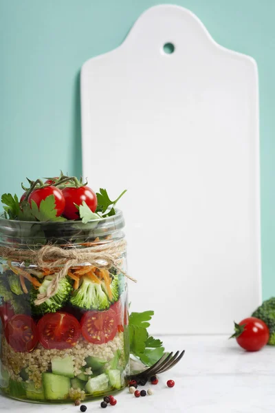 健康自制玻璃瓶奎奴亚藜和蔬菜沙拉 — 图库照片