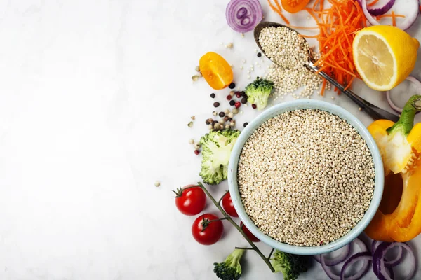 Skål med friska vit quinoa frön med grönsaker — Stockfoto