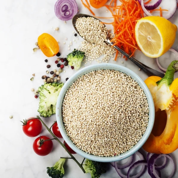Tigela de sementes saudáveis de quinoa branca com legumes — Fotografia de Stock