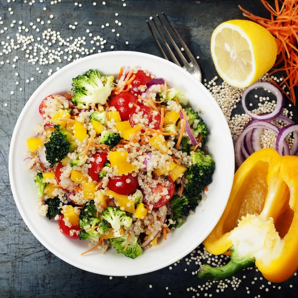 Salada de quinoa em fundo rústico escuro — Fotografia de Stock