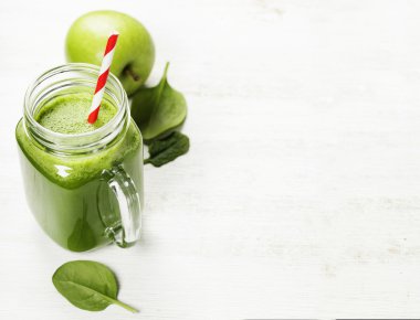 Sağlıklı yeşil smoothie ve malzemeler