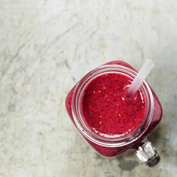 Berry yüzlü rustik arka plan üzerinde