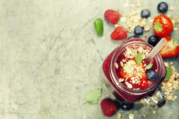 Berry smoothie na tle rustykalnym — Zdjęcie stockowe