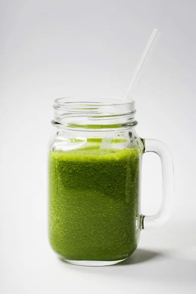 Gezonde groene smoothie met stro in een jar-mok — Stockfoto