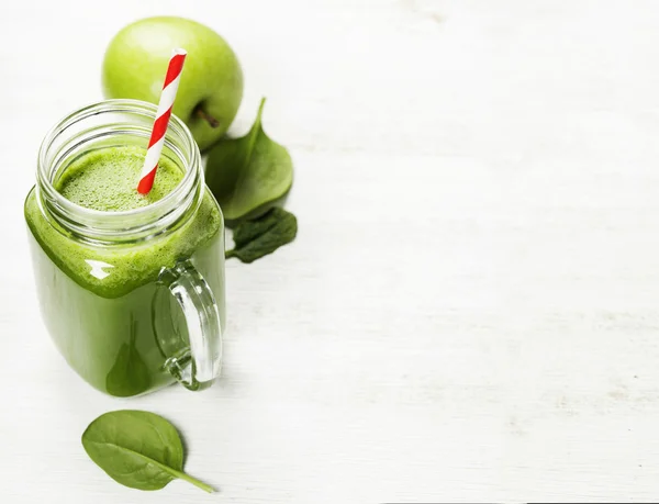 Gesunder grüner Smoothie und Zutaten — Stockfoto