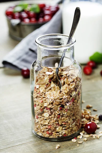 Perto de jarra com granola ou muesli na mesa — Fotografia de Stock