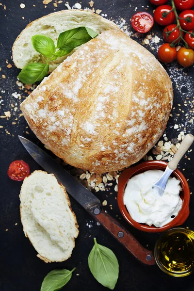 Homemade bread loaf and vegetables — Stock Photo, Image