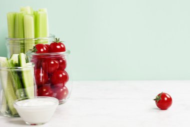 çeşitli taze sebze sos ile