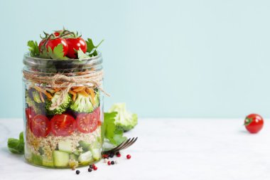 Rustik koyu arka plan üzerinde Quinoa salata