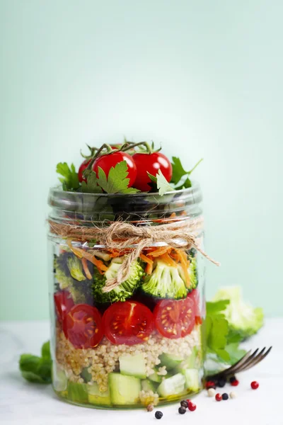 Sałatka zdrowe domowe słój z Quinoa i warzywa — Zdjęcie stockowe