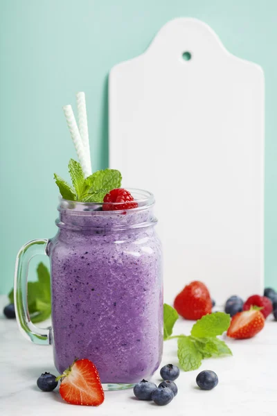 Blueberry smoothie ve beyaz seramik yönetim kurulu hizmet — Stok fotoğraf