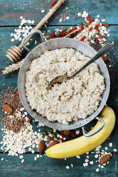 Tigela de mingau de aveia com ingredientes saudáveis — Fotografia de Stock