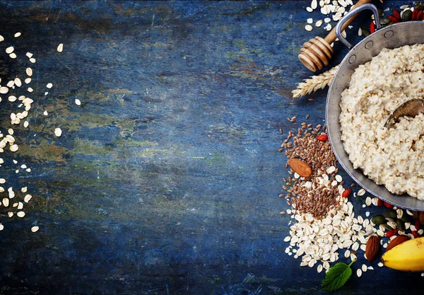 碗燕麦粥与健康配料 — 图库照片