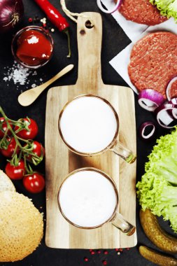 Bira ve ham zemin sığır eti hamburger biftek pirzola daiç ile