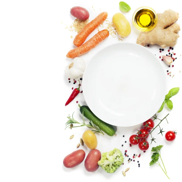 Gemüse um leeren weißen Teller — Stockfoto