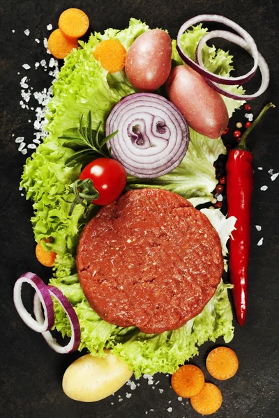 Carne de res molida cruda Chuletas de carne de hamburguesa con condimento y verduras —  Fotos de Stock