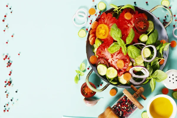 Salada fresca em fundo azul — Fotografia de Stock