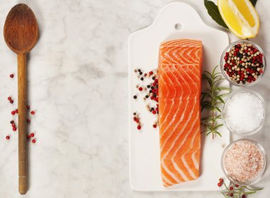 Taze çiğ somon filetosu.