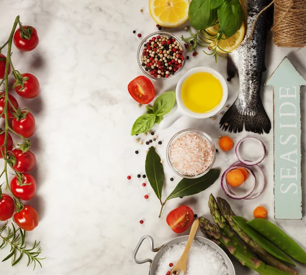 Rå lax med grönsaker, örter och kryddor — Stockfoto