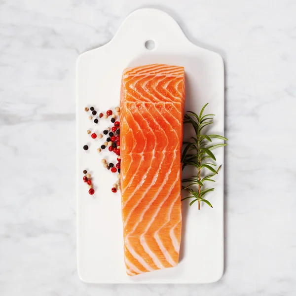 Taze çiğ somon filetosu.