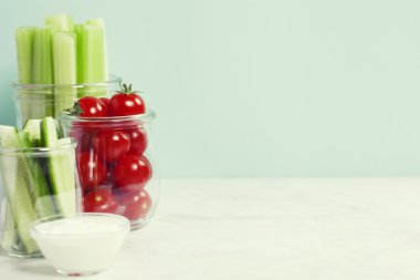 çeşitli taze sebze sos ile