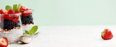 Chia tohum vanilyalı puding ve çilek 