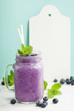 Blueberry smoothie ve beyaz seramik yönetim kurulu hizmet