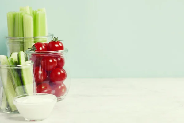 Variedad de verduras frescas con salsa — Foto de Stock