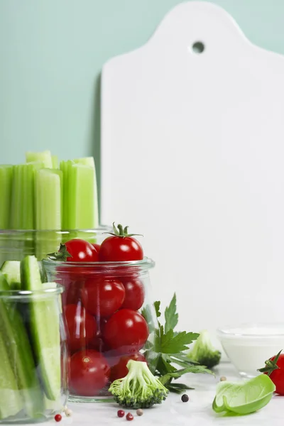 Valikoima tuoreita vihanneksia dip ja valkoinen keraaminen tarjoiluboa — kuvapankkivalokuva