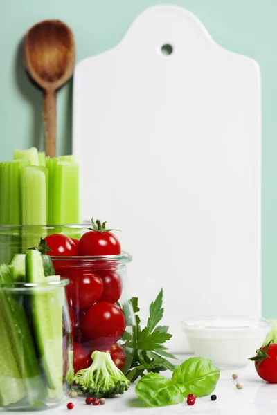 Assorted fresh vegetables with dip and White ceramic serving boa — Stock Photo, Image