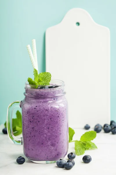 Blueberry smoothie ve beyaz seramik yönetim kurulu hizmet — Stok fotoğraf