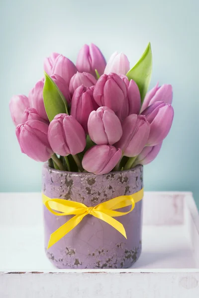 Paarse tulpen op blauwe achtergrond — Stockfoto