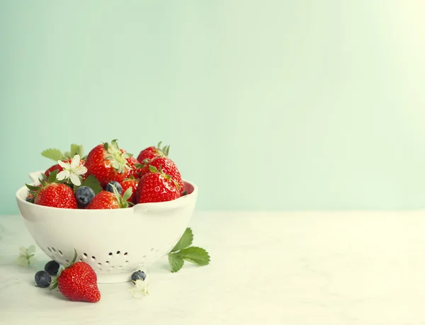 Ripe berries in colander — Stock Photo, Image