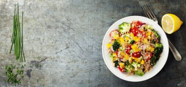 Koyu arka plan üzerinde Quinoa salata