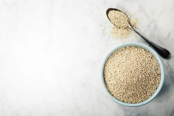 Tigela de sementes saudáveis de quinoa branca — Fotografia de Stock