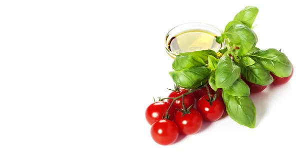 Tomates Cherry con Albahaca —  Fotos de Stock