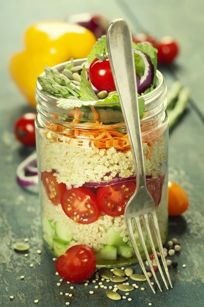 Bir kavanoz içinde salatalık, quinoa, domates, soğan, havuç ve naneli salata — Stok fotoğraf