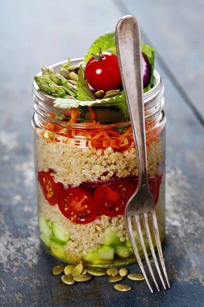 Bir kavanoz içinde salatalık, quinoa, domates, soğan, havuç ve naneli salata — Stok fotoğraf