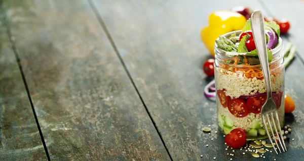 Pepino, quinoa, tomate, cebola, cenoura e salada de hortelã em um jarro — Fotografia de Stock