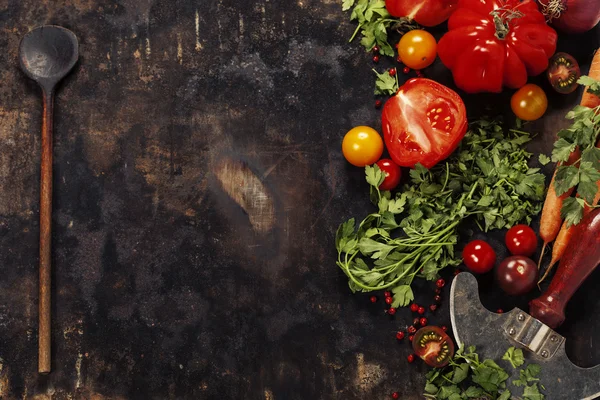 Cucchiaio di legno e ingredienti su sfondo scuro — Foto Stock