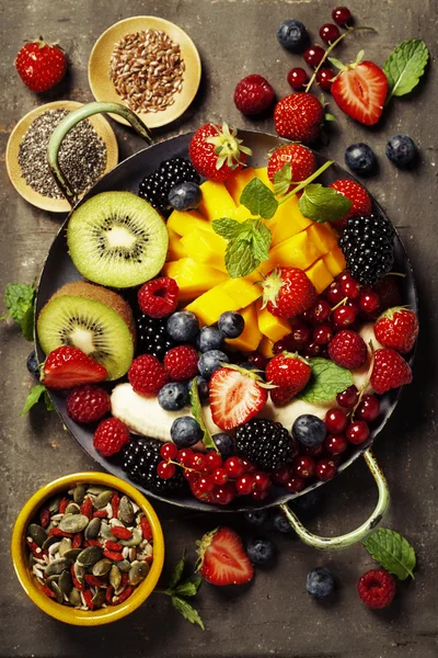 Frisches Obst und Beeren auf dem Teller — Stockfoto