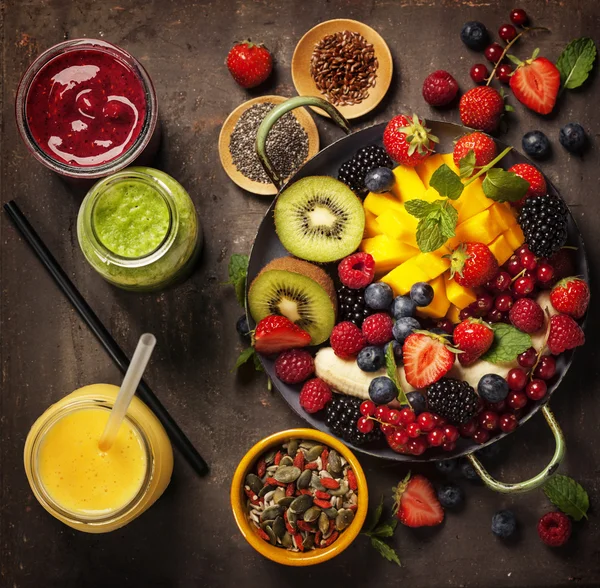 Fresh fruits and berries on plate — Stock Photo, Image