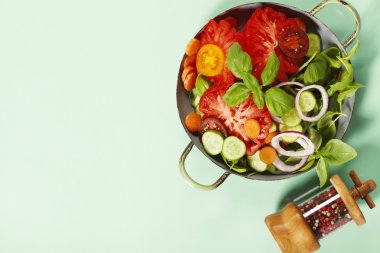 Mavi zemin üzerine taze salata