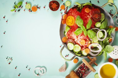 Mavi zemin üzerine taze salata