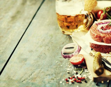 Bira ve ham zemin sığır eti hamburger biftek pirzola daiç ile